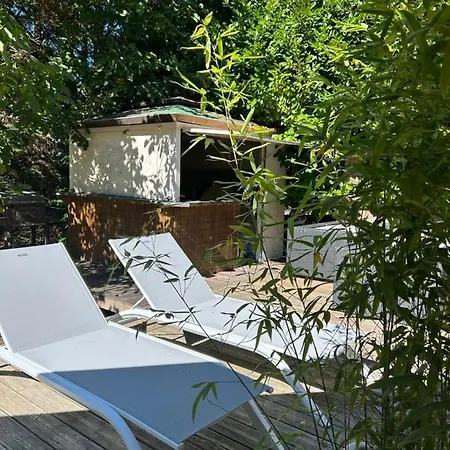 Le Clos Des Lilas Bed & Breakfast 4*