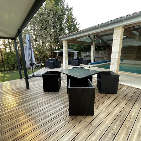 Le Clos Des Lilas Bed & Breakfast 4*