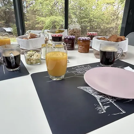 Le Clos Des Lilas Bed & Breakfast 4*